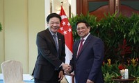 PM receives Singapore's Deputy PM, leaders of companies 