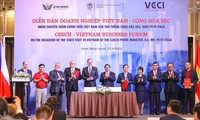 Vietnamese, Czech PMs address business forum in Hanoi 