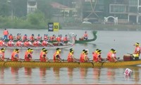 Spectators thrilled by rowing tournament at Hung King Festival 