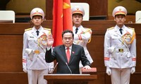 Tran Thanh Man takes an oath after being elected as NA Chairman 