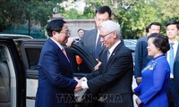Prime Minister meets staff of Vietnamese representative agencies in China