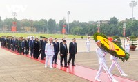 Senior leaders pay tribute to war martyrs, President Ho Chi Minh