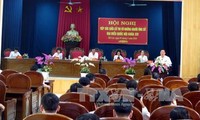 越南国会代表候选人接触选民