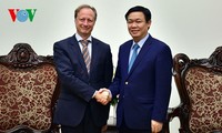 越南政府副总理王庭惠会见欧盟驻越大使安格莱特  