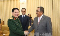 马来西亚国防部副部长佐哈里访问越南  