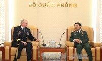 越南人民军总参谋长潘文江会见美军太平洋司令部陆军司令布朗 