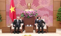 越南国会副主席杜伯巳会见泰越友好议员小组主席沙革猜  