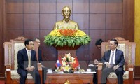 老挝国家副主席潘坎•维帕万访问和平省  