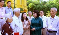 越南国家副主席邓氏玉盛会见永隆省历届国会代表团  