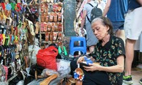 在滨城市场坚守木鞋制作业的阮氏莲大妈