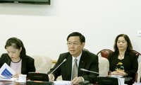 越南政府副总理王庭惠与国际劳工组织专家座谈 