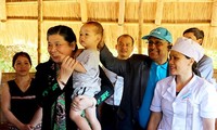 越南国会副主席丛氏放：关心崑嵩省儿童的全面发展