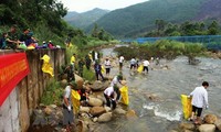 越中两国边民联合开展界河卫生清理工作