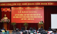 越共中央委员更新知识普及培训班完班