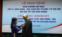 越南向世界卫生组织西太平洋地区办公室主任申英秀授予友谊勋章 