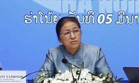 老挝国会主席巴妮参观越南企业
