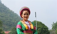 河江省白赫蒙族妇女服装的特征