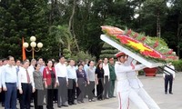 越南国会主席阮氏金银在胡志明市上香缅怀英雄烈士