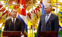 俄罗斯总理梅德韦杰夫开始对古巴进行正式访问
