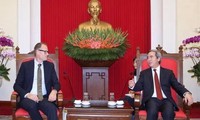 越共中央经济部部长阮文平会见丹麦气候与能源部副常秘魔腾·贝克