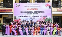 越南党和国家领导人向教师们致以祝贺