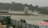 中国炸毁大坝泄洪