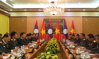 รัฐมนตรีว่าการกระทรวงกลาโหมลาวเยือนเวียดนามอย่างเป็นทางการ   