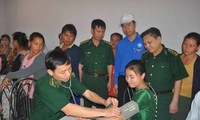 สมาชิกองเยาวชนและเยาวชนจิตอาสาเวียดนามตรวจรักษาโรคและแจกยาฟรีให้แก่ชาวลาว