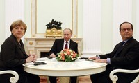 บรรดาผู้นำรัสเซีย เยอรมนี และฝรั่งเศส เจรจาผ่านทางโทรศัพท์เกี่ยวกับสถานการณ์ในยูเครน