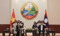 ประธานรัฐสภาเวียดนามพบปะกับนายกรัฐมนตรีลาวและประธานแนวลาวสร้างชาติ 