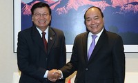 Нгуен Суан Фук провел встречу с премьер-министром Лаоса