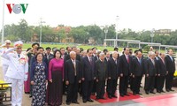 Руководители Вьетнама посетили мавзолей Хо Ши Мина и почтили память павших солдат