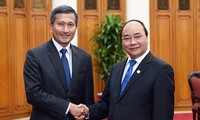 Нгуен Суан Фук принял министра иностранных дел Сингапура