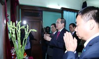 Нгуен Тхиен Нян зажег благовония в память о президенте Хо Ши Мине