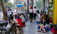 Иностранные туристы дают советы по использованию тротуаров во Вьетнаме 