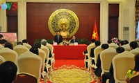 Фам Бинь Минь посетил посольство Вьетнама в Китае