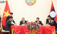 Нгуен Суан Фук провел переговоры с премьер-министром Лаоса Тхонглуном Сисулитом