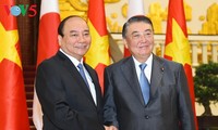 Нгуен Суан Фук принял председателя палаты представителей парламента Японии 