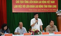 Глава Конфедерации труда Вьетнама провел рабочую встречу в провинции Виньлонг