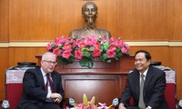 Председатель ОФВ Чан Тхань Ман принял посла Австралии во Вьетнаме