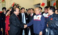 Премьер Вьетнама встретился с участниками национальной молодежной команды по футболу U23
