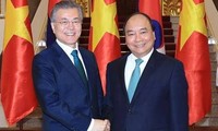 Нгуен Суан Фук принял президента Республики Корея и советника премьера Японии 