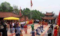 Растет число туристов и вьетнамских эмигрантов, посещающих Храм королей Хунгов