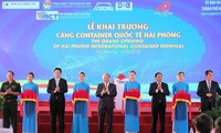 Нгуен Суан Фук принял участие в открытии международного контейнерного порта Хайфон