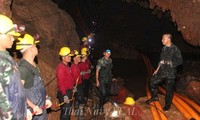 Таиланд возобновил эвакуацию детской футбольной команды из пещеры