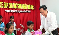 Чан Тхань Ман вручил стипендии бедным школьникам в уезде Виньтхань города Кантхо