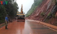 В разных провинциях и городах Вьетнама ликвидируют последствия дождевых паводков