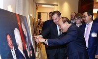 Премьер-министр РФ посетил фотовыставку о традиционных отношениях между Вьетнамом и Россией