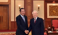 Генеральный секретарь ЦК КПВ Нгуен Фу Чонг принял премьер-министра Камбоджи Самдеча Хун Сена