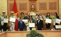 Вице-премьер СРВ Чыонг Хоа Бинь наградил 36 лучших молодых госслужащих 2018 года